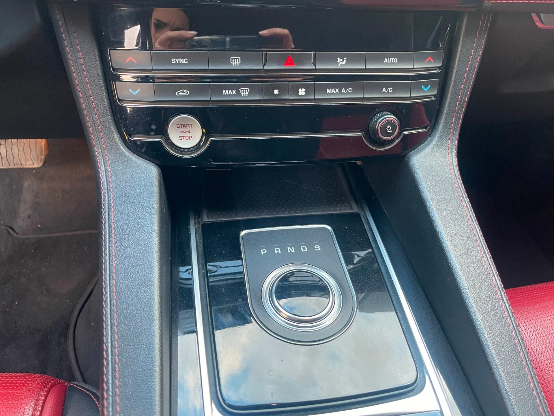 JAGUAR F-Pace 2.0 D 180 CV AWD aut. R-Sport