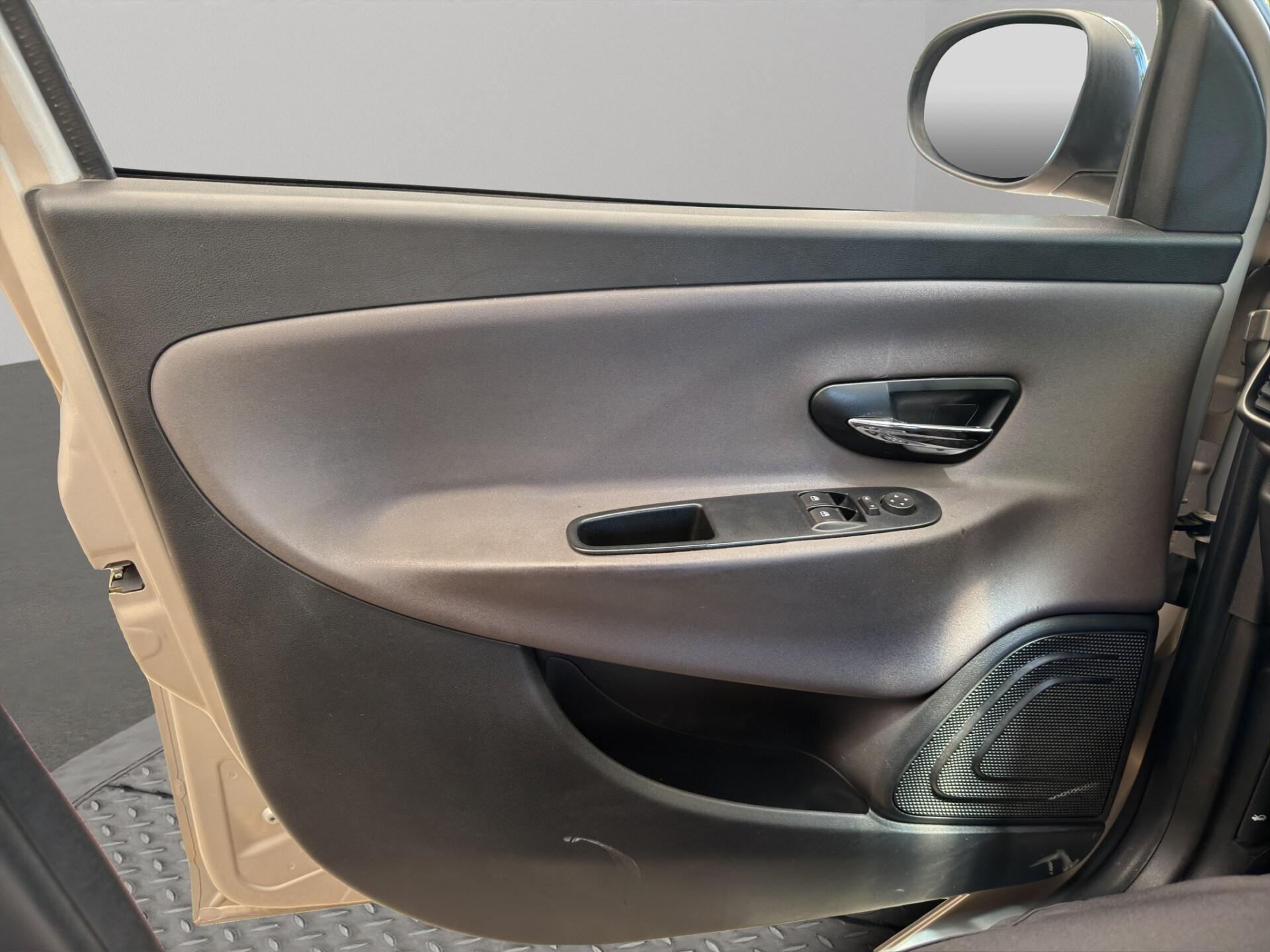 LANCIA Ypsilon 1.2 69 CV 5 porte S&S Platinum