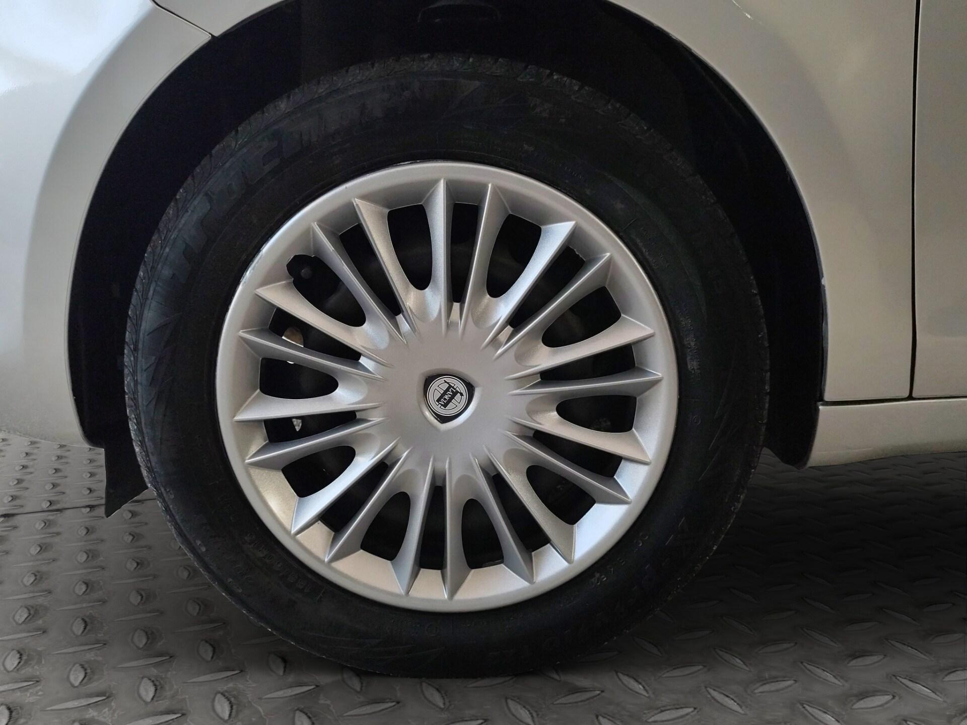 LANCIA Ypsilon 1.2 69 CV 5 porte S&S Silver